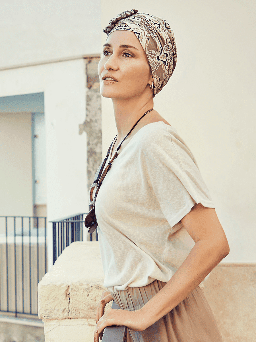 turbante_lotus_turban_estampado_adornos_beige